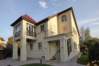 Миниатюра: Реконструкция дома в Подмосковье. Главный фасад и входная группа. Фото - №573
